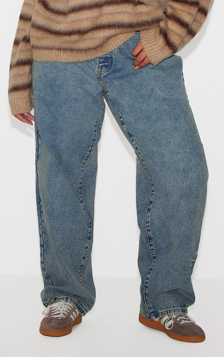 https://cdn-img.prettylittlething.com/0/a/c/5/0ac541bed9e4287e9ace0191105d9424a19c9ba6_CNL5817_2_plus_vintage_wash_boyfriend_jeans.jpg