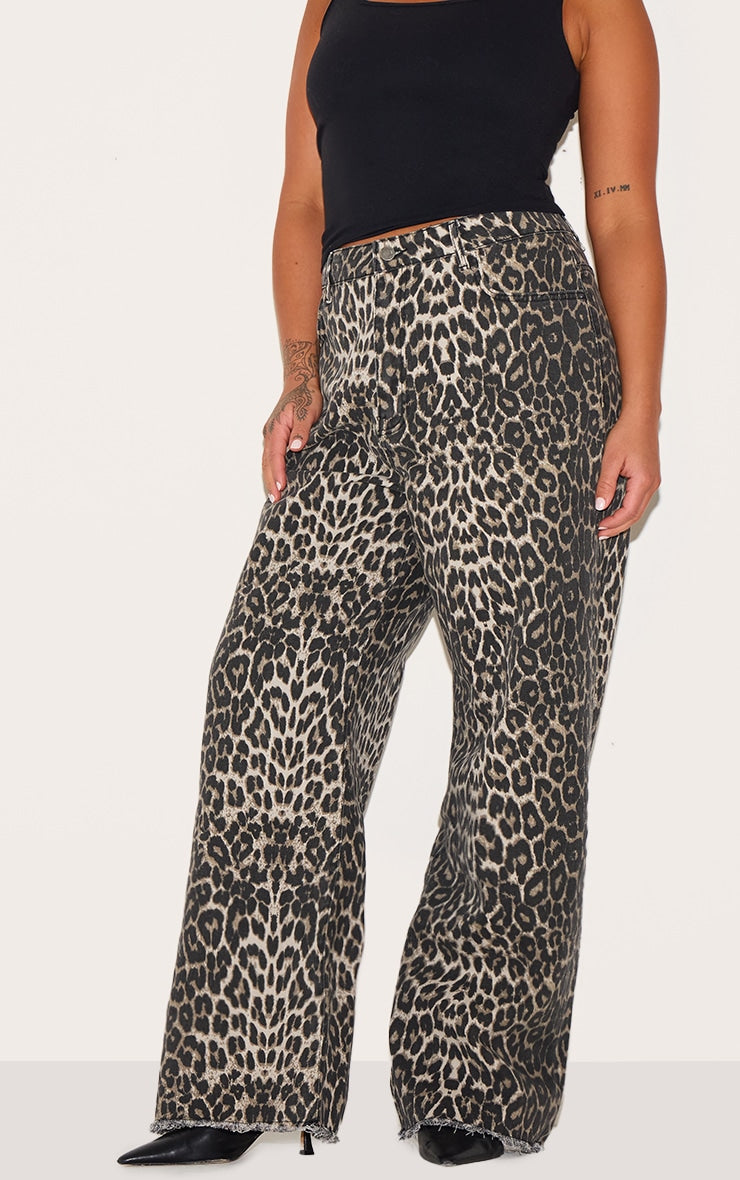 https://cdn-img.prettylittlething.com/4/3/4/1/43417e877b53c2d110b009f3ee21b8b97e327a0f_CNI8843_2_plus_brown_leopard_print_denim_wide_leg_denim_jean.jpg