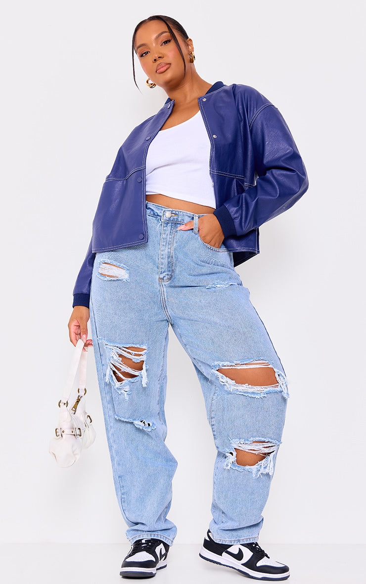 https://cdn-img.prettylittlething.com/7/a/f/d/7afd0b2d54fc15dda5423af4666e7775a30052c4_CML7788_1_prettylittlething_plus_light_wash_ripped_mom_jeans.jpg