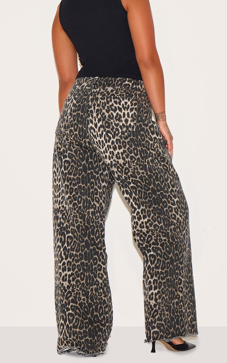 https://cdn-img.prettylittlething.com/9/2/9/a/929a5eeaf2241f3edcb42c2607ca339050606642_CNI8843_3_plus_brown_leopard_print_denim_wide_leg_denim_jean.jpg