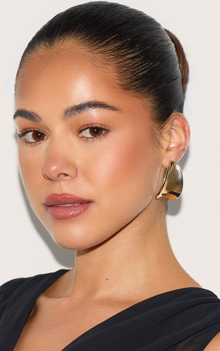 https://cdn-img.prettylittlething.com/d/9/9/0/d990a51d67b693a4c61c4e7be81ca09e958e9465_CNM2810_3_gold_curve_statement_earrings.jpg