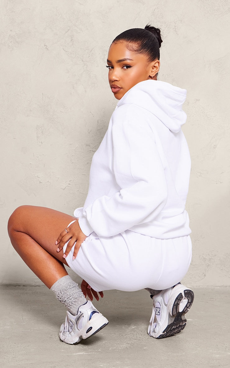 https://cdn-img.prettylittlething.com/e/2/e/2/e2e24b5cfd0c4e3d6e3d62637c57e4412f024957_CNE5401_2_white_oversized_fit_sweat_hoodie.jpg